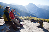 Ein Bergsteigerpaar vor dem Half Dome in Yosemite.