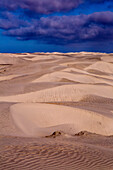Sanddünen und Sturmwolken in Baja.