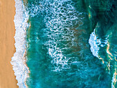 Eine Luftaufnahme der Wellen, die gegen die Küste von Baja schlagen.