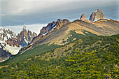 Berggipfel der Cerro Torre und Mt FitzRoy Gebirgskette in den südlichen Anden, links der Cerro Torre (3102 Meter/10205ft) und ganz rechts der Gipfel des Mt Fitz Roy (3405 Meter/11202 ft), in der Nähe von El Chalten im Parque Nacional Los Glaciares; Patagonien, Argentinien