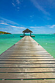 Ein Bootssteg an einem tropischen Badeort in der Karibik; Canouan Island, die Grenadinen, St. Vincent und die Grenadinen, in der Karibik.