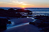 Sonnenuntergang über dem Pazifik und einem felsigen Strand auf der Baja-Halbinsel; Baja California Peninsula, Mexiko