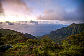 Landschaftlicher Überblick über das Kalalau Valley bei Sonnenuntergang; Kauai, Hawaii, Vereinigte Staaten von Amerika