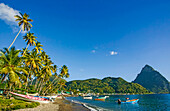 Soufriere Strand und der Gipfel des Petit Piton (rechts), St. Lucia; La Soufriere, an der Südwestküste von St. Lucia, in der Karibik