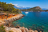 Ausflugsjachten vor Anker an der türkischen Mittelmeerküste; Fethiye, Anatolien, Türkei.