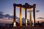 Römische und hellenistische Ruinen des Apollo-Tempels am Abend, ein verfallener römischer Eingang, in Side, nahe Manavgat, an der Mittelmeerküste Anatoliens; Side, Anatolien, Türkei