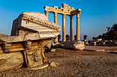 Römische und hellenistische Ruinen des Apollo-Tempels unter strahlend blauem Himmel bei Sonnenaufgang, ein verfallener römischer Eingang, in Side, nahe Manavgat, an der Mittelmeerküste Anatoliens; Side, Anatolien, Türkei