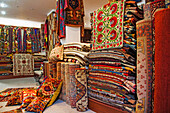 Teppiche zum Verkauf in einem Geschäft in Bodrum, Türkei; Im Inneren eines türkischen Teppichgeschäfts in Bodrum, Westanatolien, Türkei.
