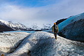 Ein Mann läuft zwischen einer der vielen Gletscherspalten auf dem Vatnajokull-Gletscher.