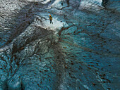 Ein Mann spaziert auf dem Vatnajokull-Gletscher.