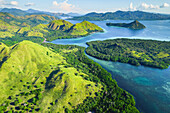 Luftaufnahme der Komodo-Inseln, Komodo-Nationalpark, Heimat des berühmten Komodo-Drachen; Flores, Kleine Sunda-Inseln, Indonesien