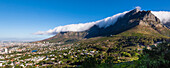 Wolkenformation mit Tischtuch-Effekt über dem Tafelberg mit Blick auf die Skyline von Kapstadt vom Signal Hill aus; Kapstadt, Provinz Westkap, Südafrika