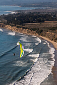 Luftaufnahme eines Motorschirmfliegers hoch über der kalifornischen Küste; Carpinteria, Kalifornien, Vereinigte Staaten von Amerika