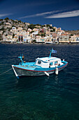 Fischerboot vertäut im Hafen von Gialos, Insel Symi (Simi); Dodekanes Inselgruppe, Griechenland