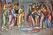 Nahaufnahme eines farbenfrohen religiösen Freskos, das Jesus bei einem Wunder zeigt, in der Heiligen Kirche St. Nicholas in Koukaki; Athen, Griechenland