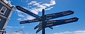 Sign Post, Wegweiser mit der Entfernung zu verschiedenen Orten an der Victoria and Alfred Waterfront in Kapstadt; Kapstadt, Westkap, Südafrika