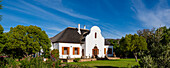 Haus im traditionellen, kapholländischen Baustil in der historischen Stadt Prince Albert, die an den nördlichen Ausläufern der Swartberge liegt; Westkap, Südafrika