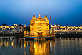 Der vergoldete Goldene Tempel (Harmandir Sahib), der bedeutendste heilige Gurdwara-Komplex der Sikh-Religion mit Sarovar (Heiliger Teich); Amritsar, Punjab, Indien