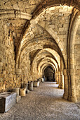 Gotische Architektur mit Blick durch einen Torbogen auf einen Säulengang des Archäologischen Museums in der Altstadt von Rhodos, Rhodos; Dodekanes-Inselgruppe, Griechenland