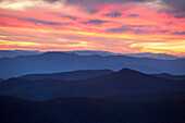 Die Bergkämme der Blue Ridge Mountains sind bei Sonnenuntergang zu sehen; North Carolina, Vereinigte Staaten von Amerika