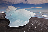 Ein Eisberg strandet nach dem Austritt aus dem Vatnajokull-Eis, Island; Jokulsarlon, Vatnajokull-Eiskappe, Island.