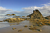 Eine Strandszene bei Ebbe an der Pazifikküste von Patagonien in Chile; Im Dorf Punihuil an der Pazifikküste der Insel Chiloe in Patagonien, Chile.