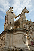 Eine Statue auf der Piazza Campidoglio im Zentrum von Rom, Italien; Piazza Campidoglio, Rom, Italien.