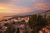 Blick auf den Ätna bei Sonnenaufgang, von Taormina, Sizilien, Italien aus gesehen; Taormina, Ätna, Sizilien, Italien.