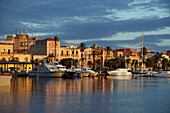 Der Hafen von Milazzo im Sonnenlicht des frühen Morgens, Sizilien, Italien; Milazzo, Sizilien, Italien.