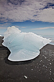 Ein Eisberg, der nach dem Abtauchen vom Vatnajokull-Eis gestrandet ist; Jokulsarlon, Vatnajokull-Eisfeld, Island.