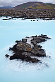 Abfallbecken einer geothermischen Anlage in der Nähe der Blauen Lagune, Island; Grindavik, Island.