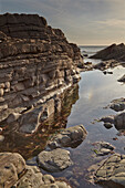 Felsen und ein Pool an der Atlantikküste, Devon, Südwestengland; Damehole Point, Devon, Großbritannien.