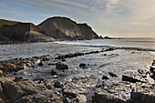 Klippen an der Atlantikküste, an der Nordküste von Devon, England; Damehole Point, Devon, Großbritannien.