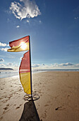 Rettungsschwimmerflagge am Strand, die den sicheren Bereich zum Schwimmen am Strand von Woolacombe in Nord-Devon markiert; Südwestengland, Großbritannien, Vereinigtes Königreich