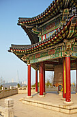 Ein traditioneller Glockenturm-Pavillon am Jiuhuashan-Tempel mit der modernen Stadt im Hintergrund, in der Nähe des Xuanwu-Sees, Nanjing, Provinz Jiangsu, China; Jiuhuashan-Tempel, Nanjing, Provinz Jiangsu, China.