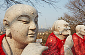 Statuen von Luohan oder lebenden Buddhas im Jiuhuashan-Tempel in der Nähe des Xuanwu-Sees, Nanjing, Provinz Jiangsu, China; Jiuhuashan-Tempel, Nanjing, Provinz Jiangsu, China.