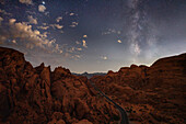 Die Milchstraße über dem Valley of Fire State Park; Nevada, Vereinigte Staaten von Amerika
