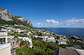 Capri-Stadt auf einem sattelförmigen Plateau hoch über dem Meer mit dem Hafen der Insel, Marina Grande, darunter; Neapel, Capri, Italien