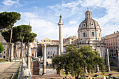 Trajanssäule (Colonna Traiana) und Kirche des Heiligsten Namens Mariens auf dem Trajansforum; Rom, Italien