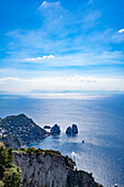 Blick auf die Faraglioni-Bucht und die Felsformationen vom Monte Solaro auf der Insel Capri; Neapel, Capri, Italien