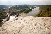 Graffiti aus der Bürgerkriegszeit auf einem Felsen oberhalb von Harpers Ferry, West Virginia; Harpers Ferry, West Virginia.