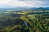 Der Rapidan River fließt aus den Shenandoah Mountains; Burtonville, Virginia, USA