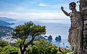 Blick auf die Faraglioni-Bucht und Felsformationen vom Monte Solaro auf der Insel Capri, Neapel, Italien; Monte Solaro, Capri, Italien