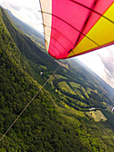 Ein Gleitschirmflieger schwebt über die Landschaft; Massanutten Mountain, Shenandoah Valley, Virginia, Vereinigte Staaten.