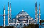 Die Sultan-Ahmet- oder Sultanahmet-Moschee, auch bekannt als die Blaue Moschee.  Die Moschee ist Teil der historischen Bereiche von Istanbul, die zum UNESCO-Weltkulturerbe gehören; Istanbul, Provinz Istanbul, Türkei