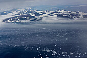 Blick aus dem Fenster des Twin Otter-Flugzeugs während unseres Fluges von Akureyri in Island nach Constable Point an der Ostküste Grönlands; Nordost-Grönland , Grönland