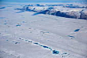Blick aus dem Fenster des Twin Otter-Flugzeugs auf kilometerlanges Eis; Nordost-Grönland , Grönland
