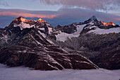 Sonnenaufgang über den Schweizer Alpen; Gornergrat, Zermatt, Schweiz.
