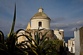 Außenansicht einer Kirche auf der Insel Stromboli; Insel Stromboli, Italien.