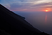 Küstenlinie der Insel Stromboli bei Sonnenuntergang; Insel Stromboli, Italien.